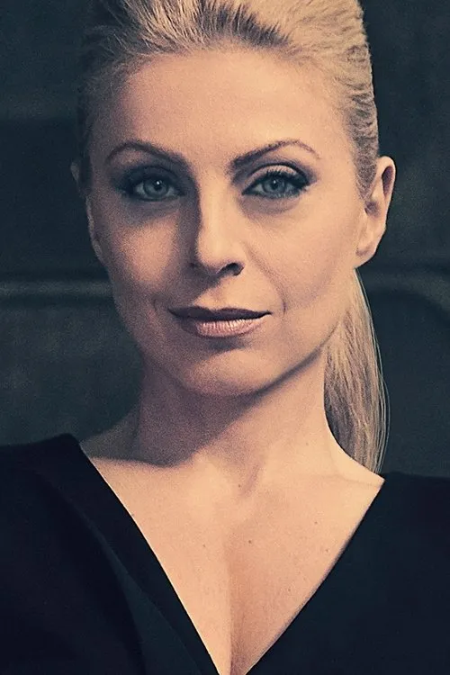 Evy Poumpouras — personaje: Self