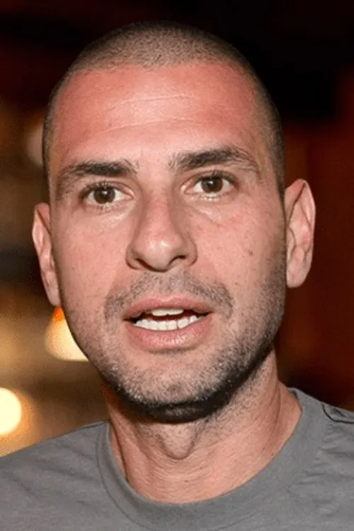 Eyal Kitzis interpretando a God