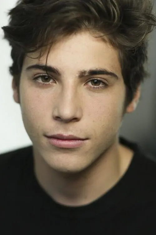 Eythan Chiche interpretando a Charles