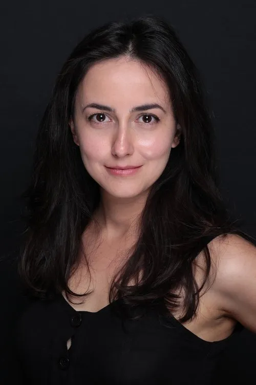 Ezgi Ay interpretando a The Costume Assistant