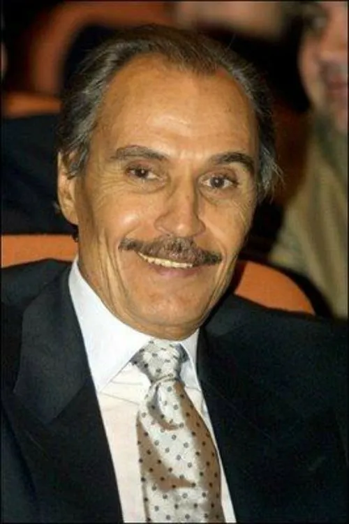 Ezzat Al Alaily interpretando a