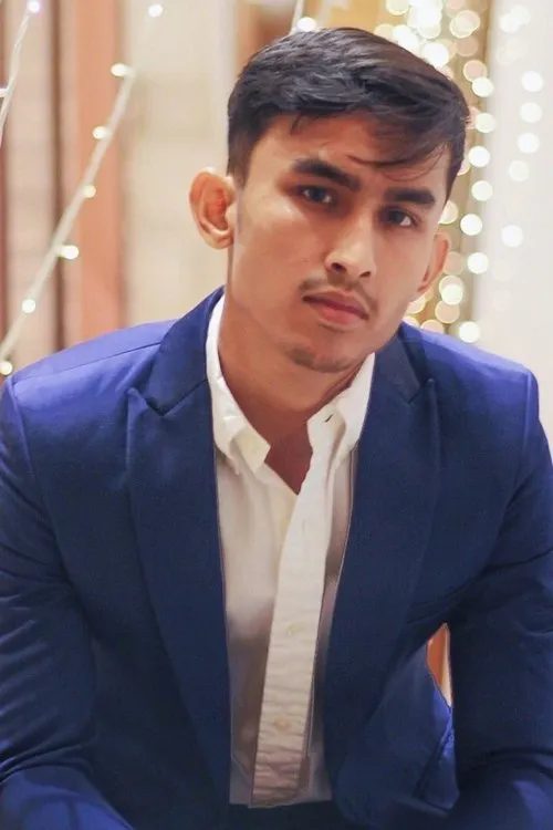 Ezzrin Loy — personaje: Kimi