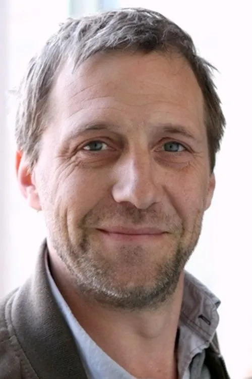 Fabio Zenoni interpretando a Pierre Curie