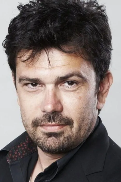 Fabrice Roux interpretando a Victor