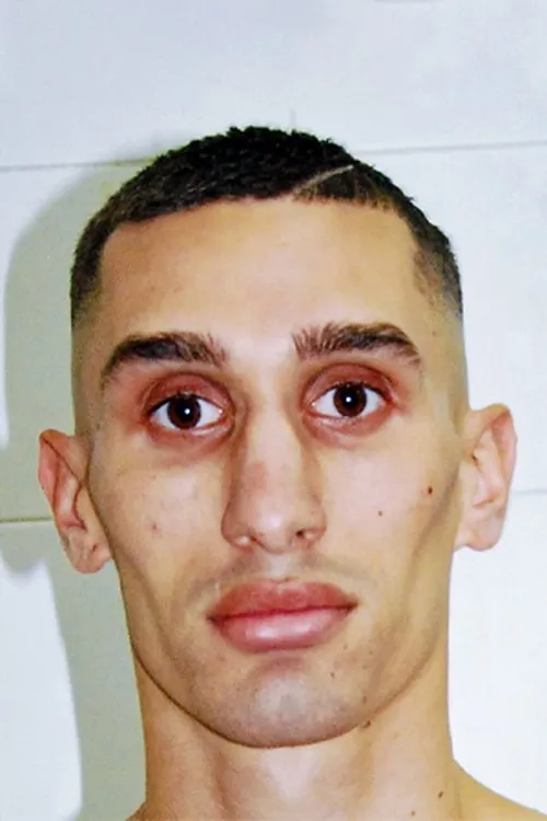 Facundo Arce interpretando a Self