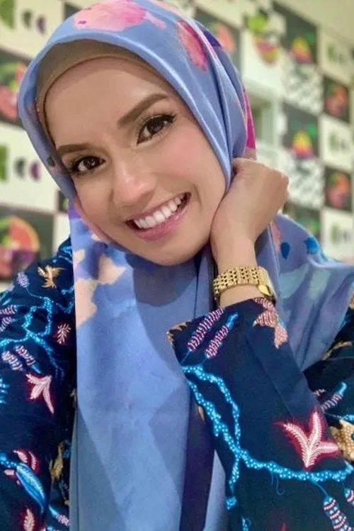 Faezah Elai interpretando a Ina