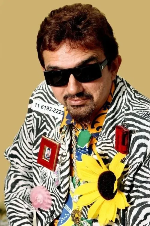 Falcão interpretando a 