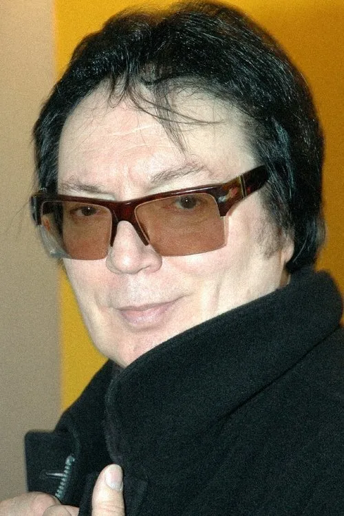 Fancy interpretando a Self - Musician