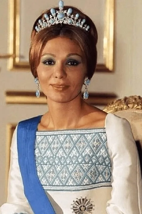 Farah Pahlavi interpretando a