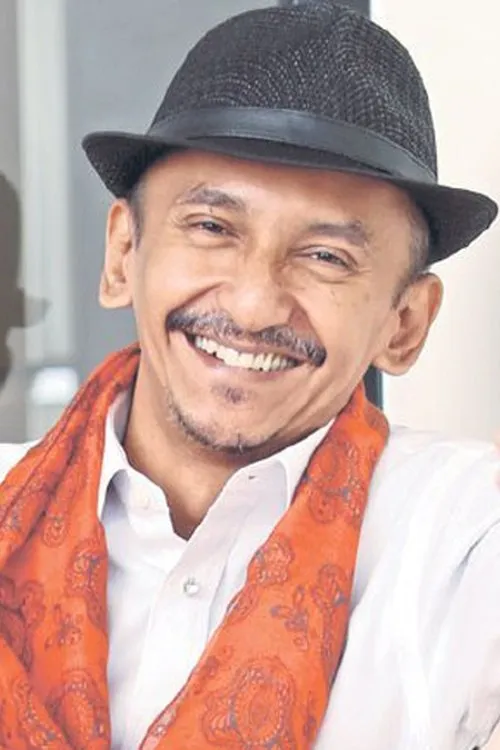 Farouk Hussein interpretando a 