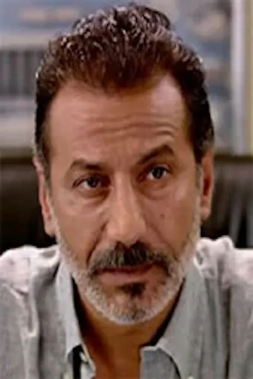 Faruk Aksoy interpretando a Film Yapimcisi
