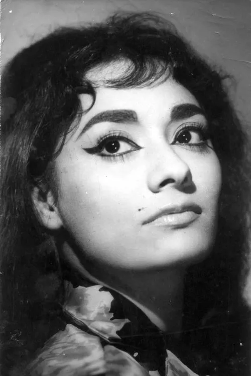 Faryal interpretando a