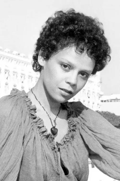 Fatiha Fawzi interpretando a Fifi