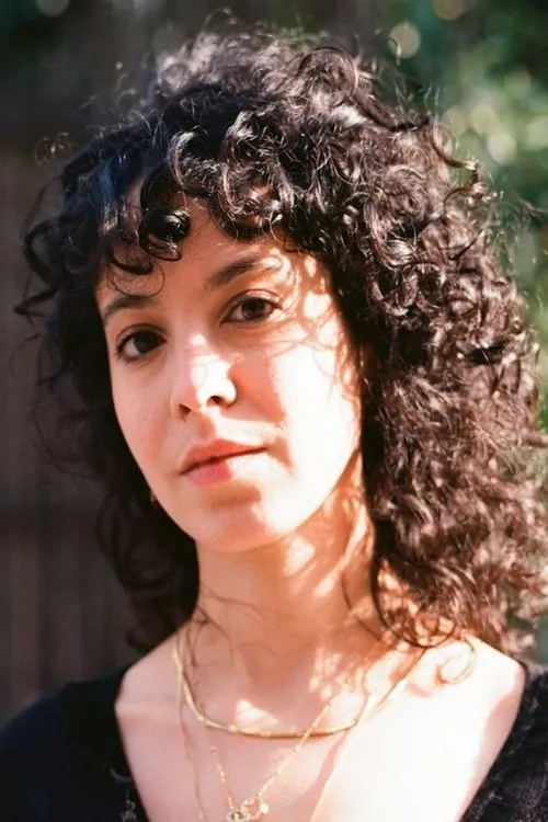 Fatim-Zahra Alami interpretando a 