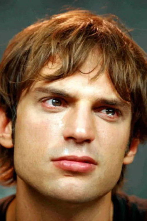 Fausto Cabra interpretando a Paolo