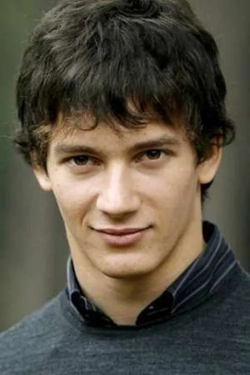 Federico Costantini interpretando a Aris