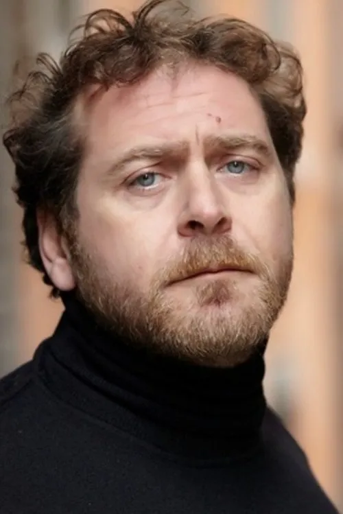 Federico Tocci interpretando a Alberto