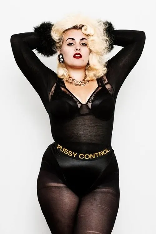 Felicity Hayward interpretando a Herself