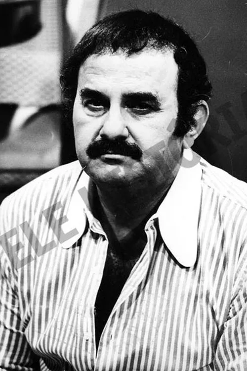 Felipe Carone interpretando a 