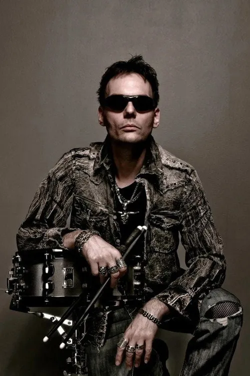 Felix Bohnke interpretando a Drums