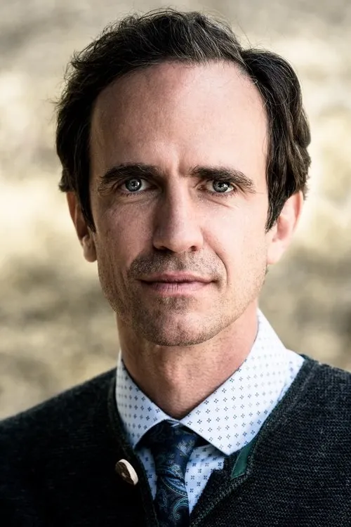 Felix Hellmann interpretando a Patrick