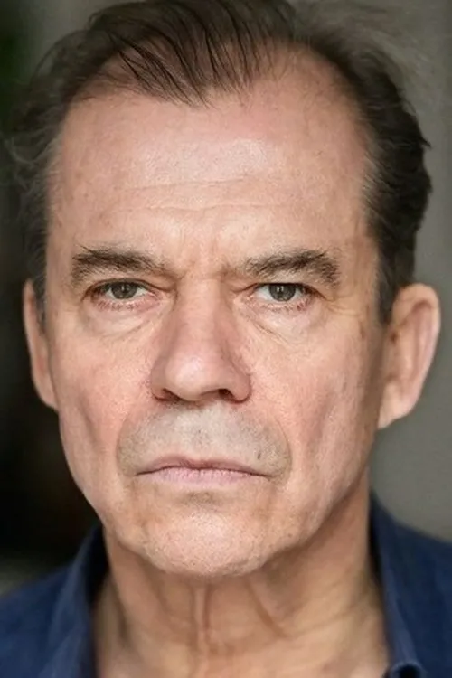 Felix Römer interpretando a Dr. Harry Wandmacher