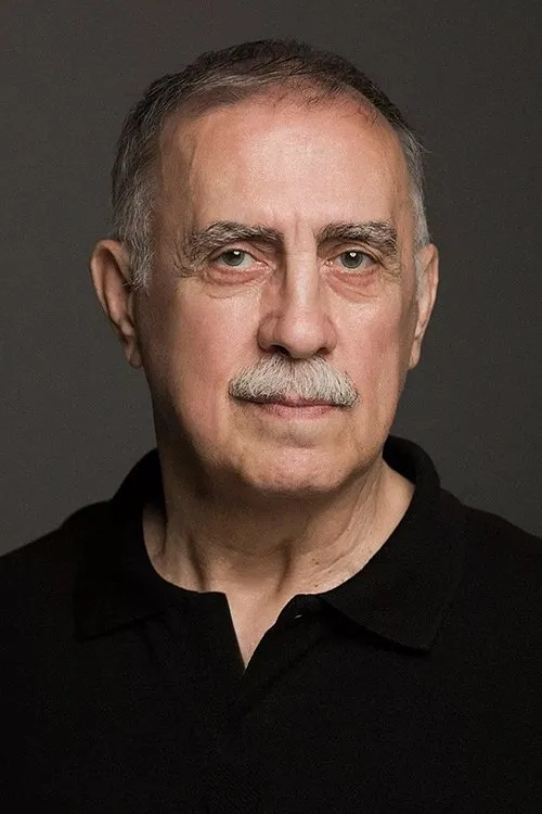 Ferdi Akarnur interpretando a Domaniç