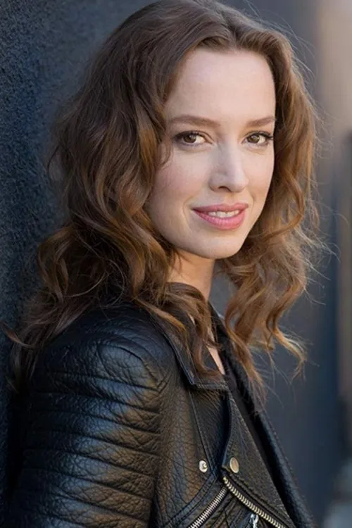 Ferelith Young interpretando a Lauren Riley