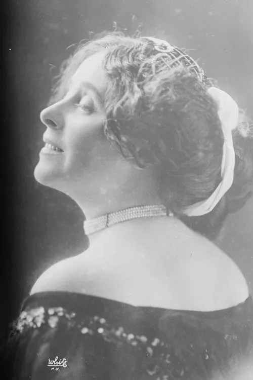 Ferike Boros interpretando a Ma Beretti