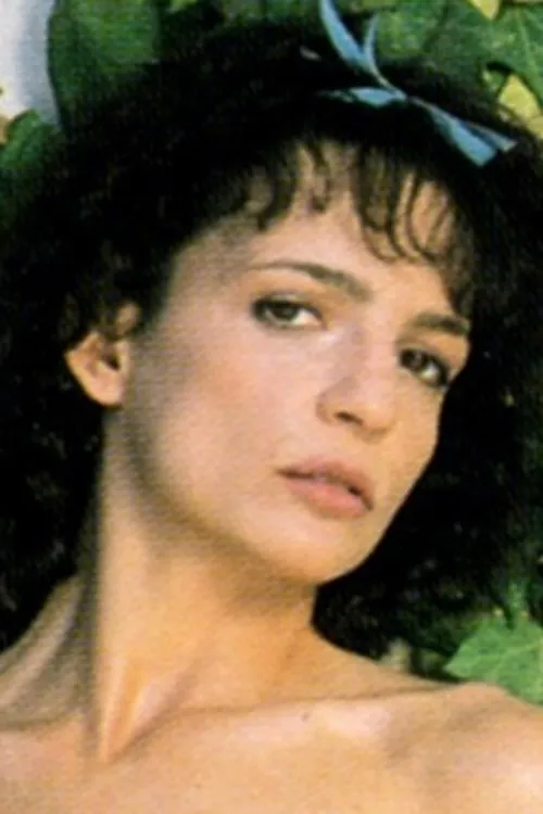 Fifi Bardot interpretando a