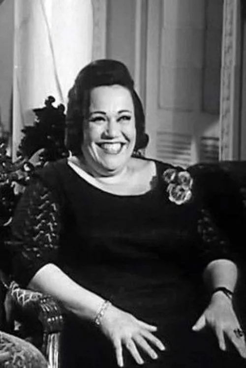 Fifi Saeed interpretando a Dalal's aunt