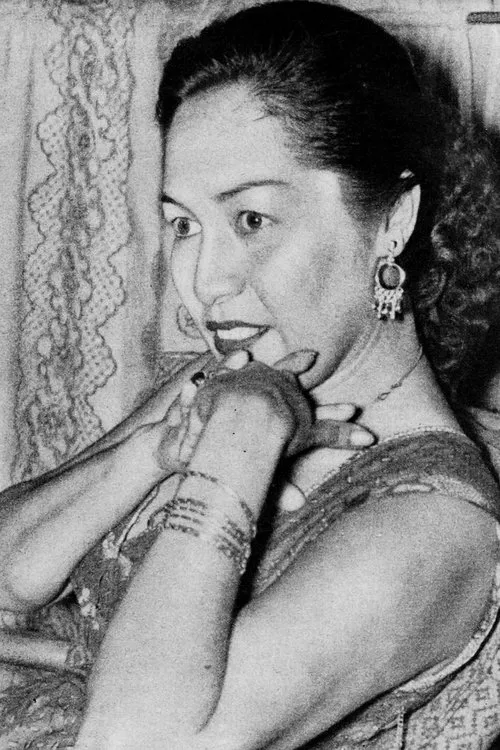 Fifi Young interpretando a