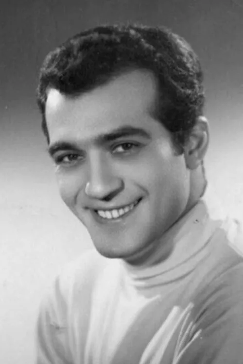 Fikret Hakan interpretando a Ilyas Aslanoglu