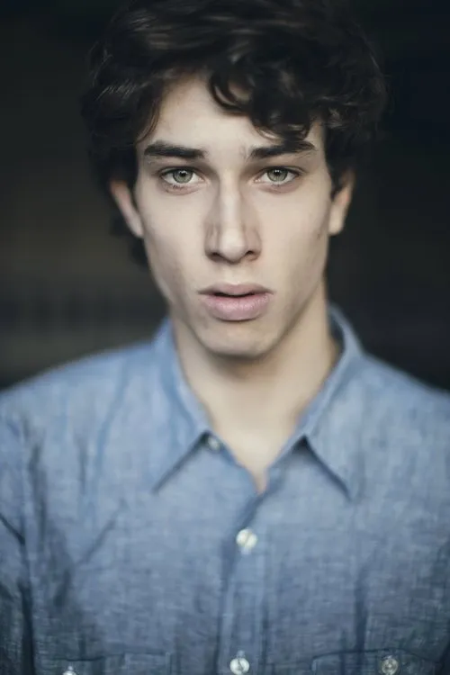 Filippo Marsili interpretando a Boy with Arm Sling