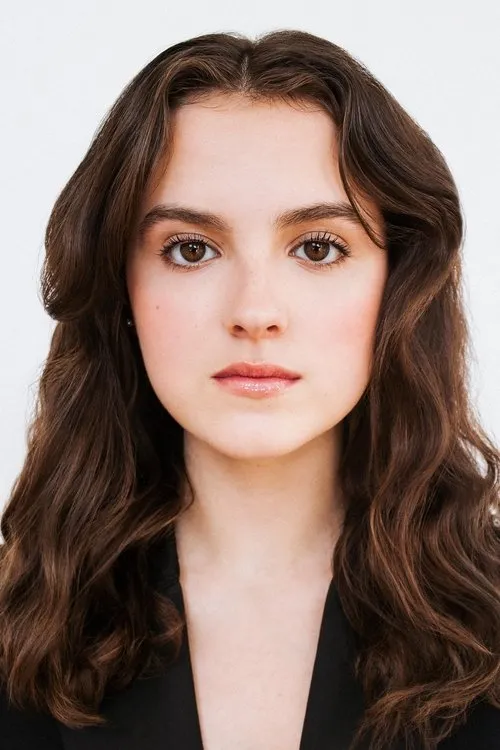 Fina Strazza interpretando a Emily Frank