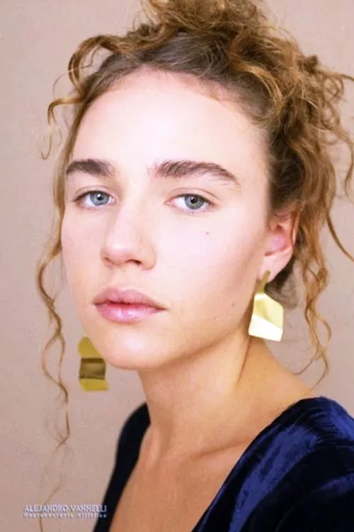 Fini Bocchino interpretando a Iris