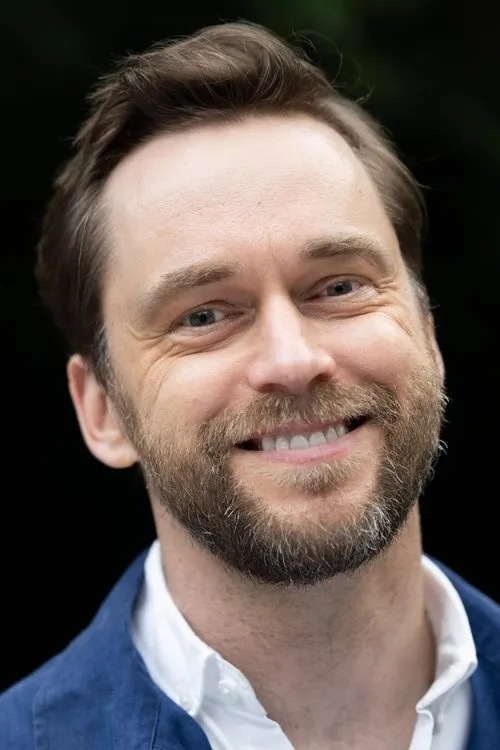 Finlay Robertson interpretando a James