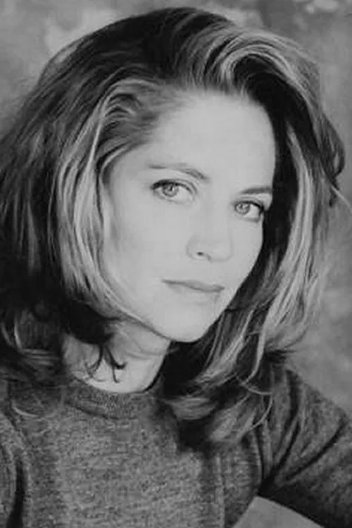 Finn Carter interpretando a Nina Sachie