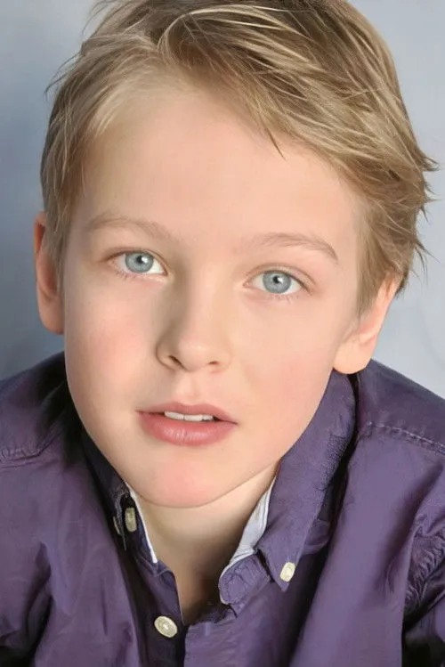 Finn Fiebig interpretando a Luke Wood