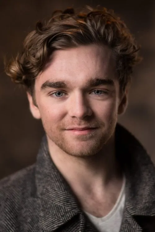 Fionn Foley interpretando a 