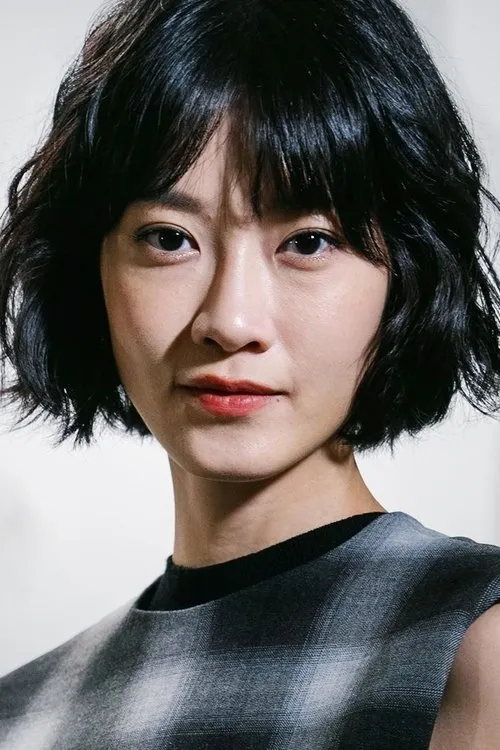 Fish Liew interpretando a Victoria Chung