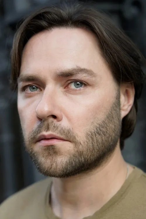 Fjodor Olev interpretando a Igor Schaposchnikow