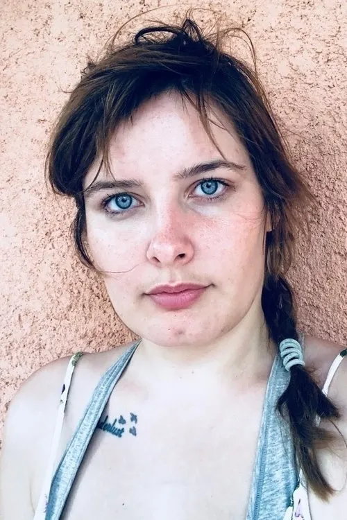 Flora Cross interpretando a Cynthia