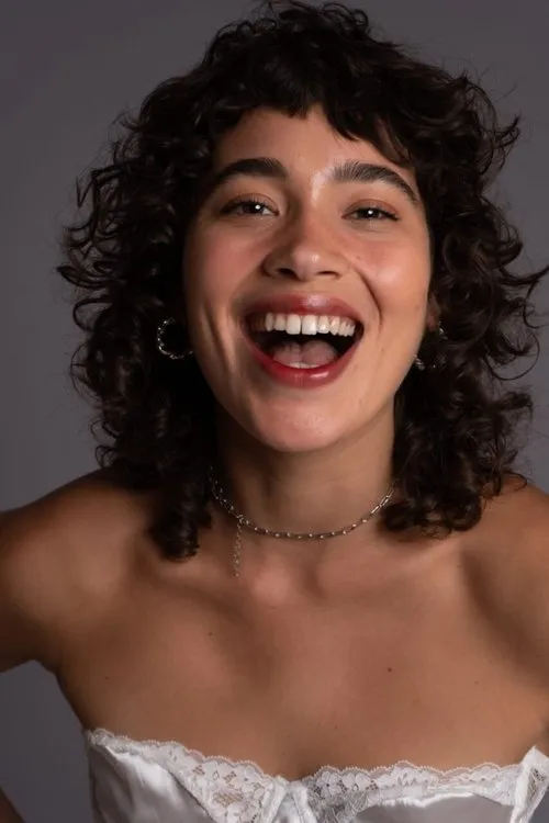 Flora Sandyá interpretando a Luana