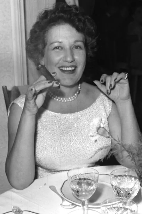 Flora Volpini interpretando a Una cameriera