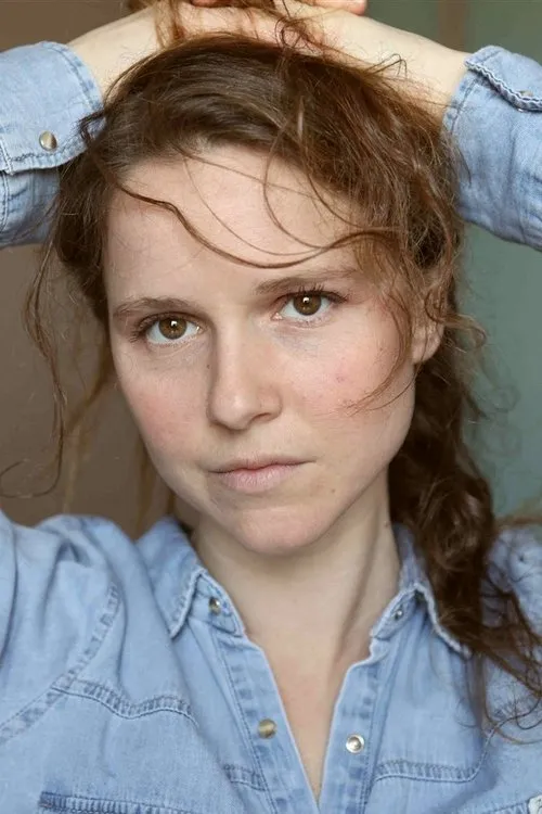 Flore Vannier-Moreau interpretando a Flore