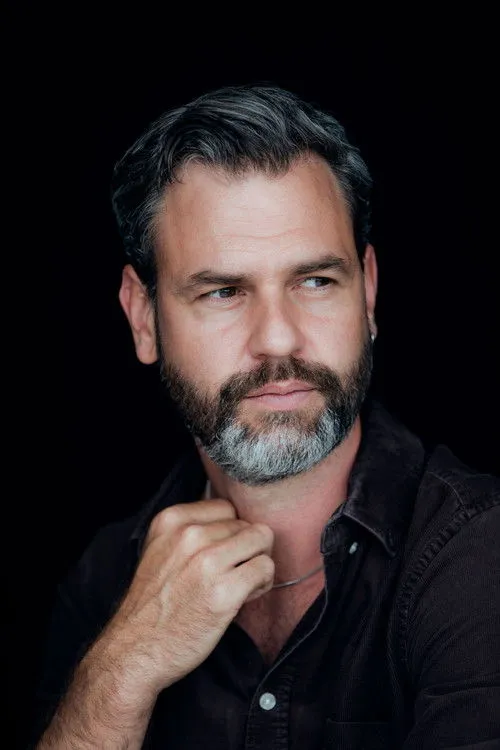 Florens Schmidt interpretando a Flo