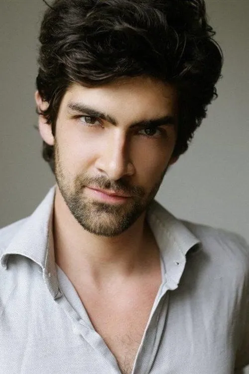 Folco Marchi interpretando a Léo