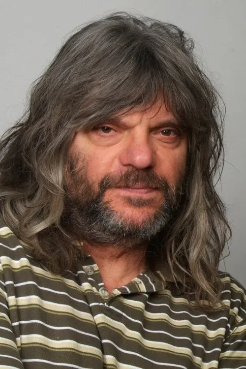 Földes László interpretando a Földes a bõrkabátos