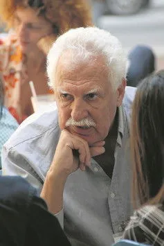 Fotos Lambrinos interpretando a Narrator